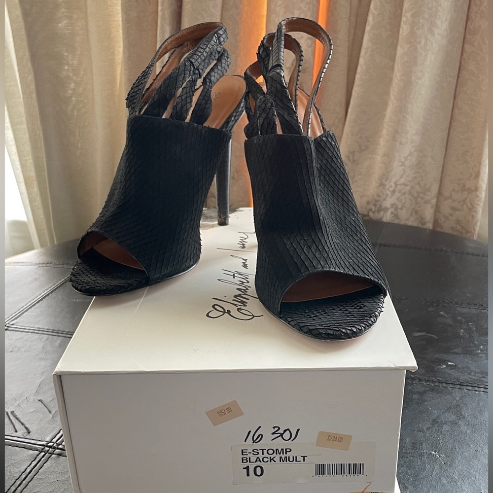 A beautiful Elizabeth & James 4inch heel in Nubuck pattern finish!
